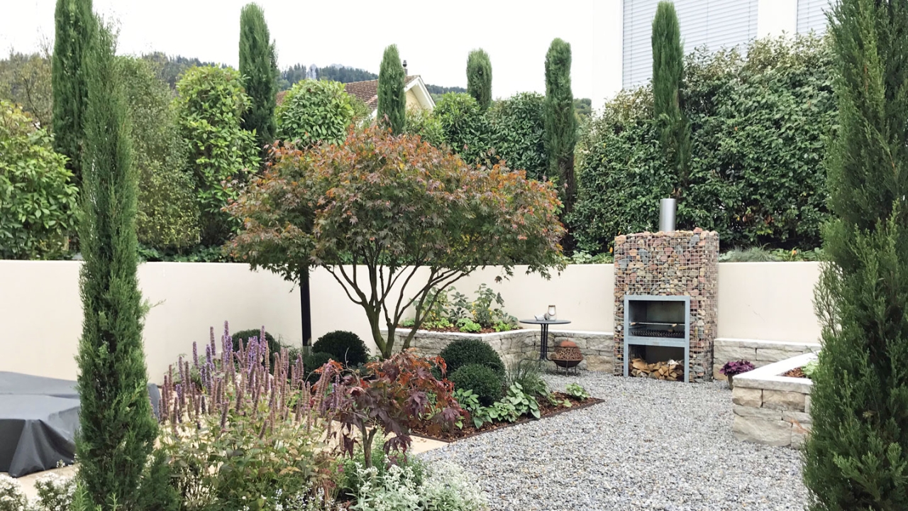 Harmonische Verbindung von Bestehendem und Neuem - mit Säulengehölzen, Strukturpflanzen und Insektenweiden.